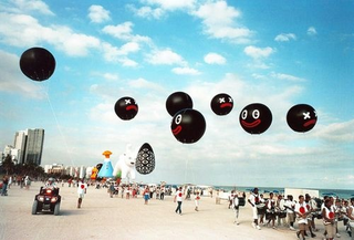 Illustration for article titled Alien Balloon Creatures Invade Miami Beach